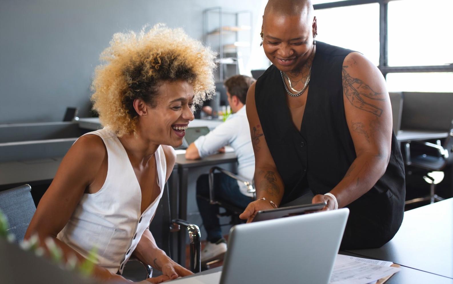 Moderne Lernumgebung für digitale Banking-Sicherheit mit praktischen Übungsgeräten